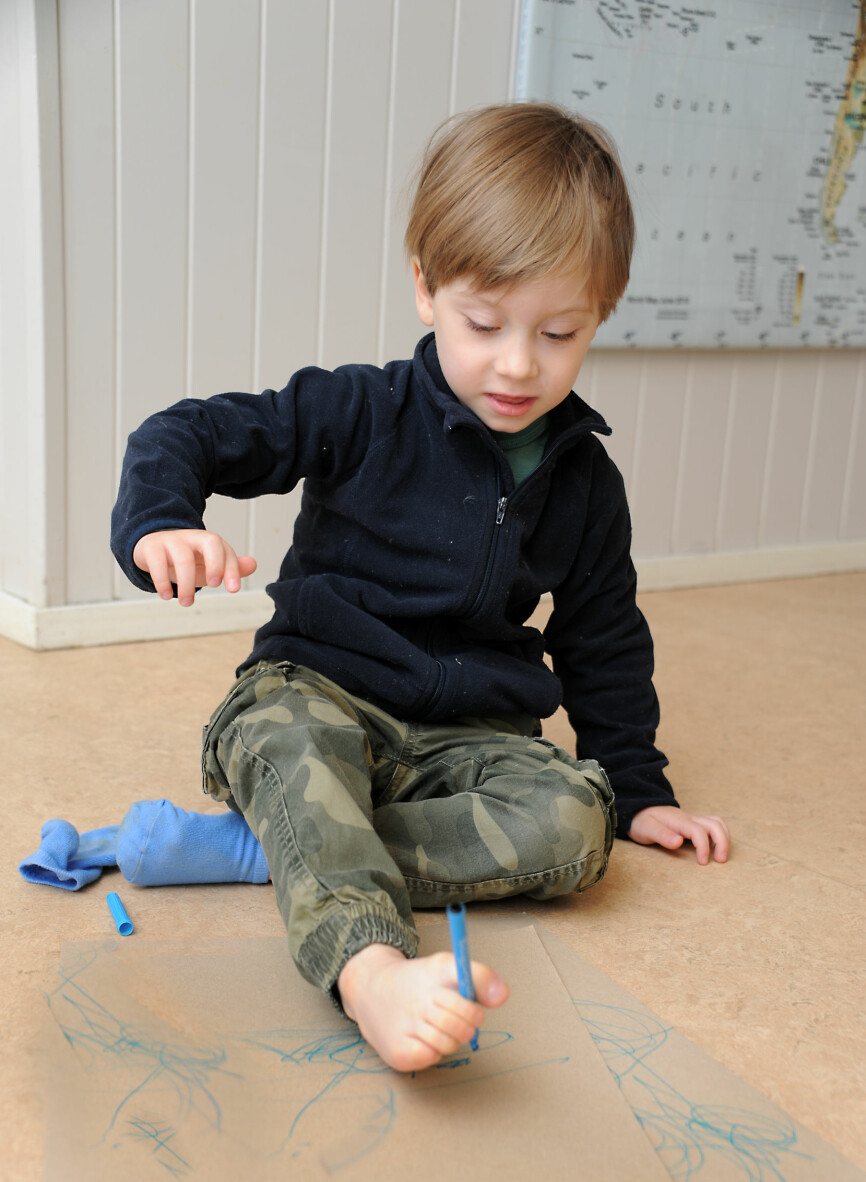 NYE UTFORDRINGER: Jakob Konieczny (4) i Epleskogen barnehage synes det gøy å tegne med tærne, selv om det er ganske vanskelig.