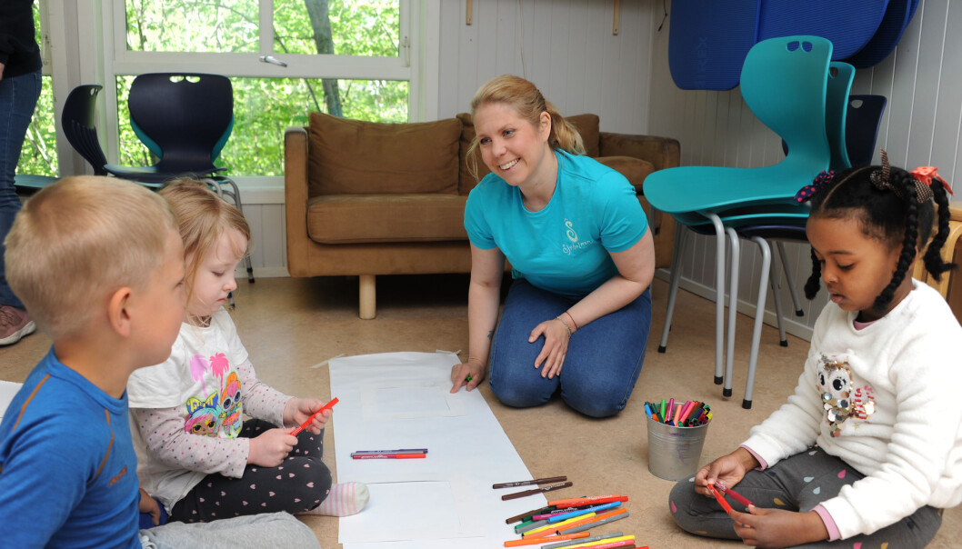 TEGNER PÅ GULVET: Jens Ekaas Arntzen (4), Rebecca Crilly Iddon (4) og Naemi Weldetnsae Habtom (5) koser seg med å tegne på store ark sammen med kunstner Mette Dybwad Torstensen. TEGNER PÅ GULVET: Jens Ekaas Arntzen (4), Rebecca Crilly Iddon (4) og Naemi Weldetnsae Habtom (5) koser seg med å tegne på store ark sammen med kunstner Mette Dybwad Torstensen.