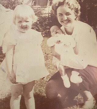 To år gamle Unni i lang, hvit kjole sammen med moren sin, Eva Marie, som leste mye for henne og lillesøsteren Anne Kristine. To år gamle Unni i lang, hvit kjole sammen med moren sin, Eva Marie, som leste mye for henne og lillesøsteren Anne Kristine.