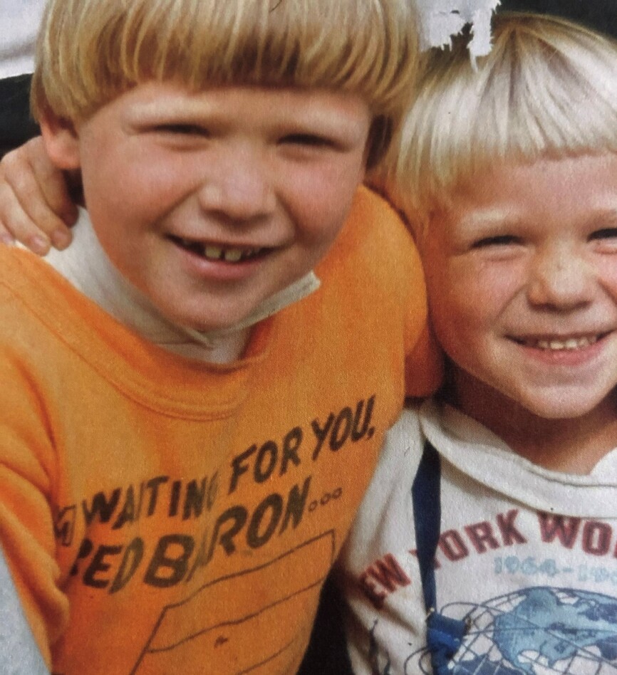 Både hjemme og på Steinerskolen fikk Vebjørn bruke sitt kreative talent i barndommen. Her er han sammen med storebror Håvard (t.v.).