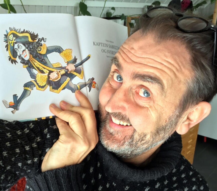 Egil Nyhus sier tvillingbroren Svein og at han fikk lov å tegne, lese tegneserier og se tv uten høykulturell innpakning er det som har bidratt til at han i dag er en kjent illustratør og pennen bak blant annet Kaptein Sabeltann.