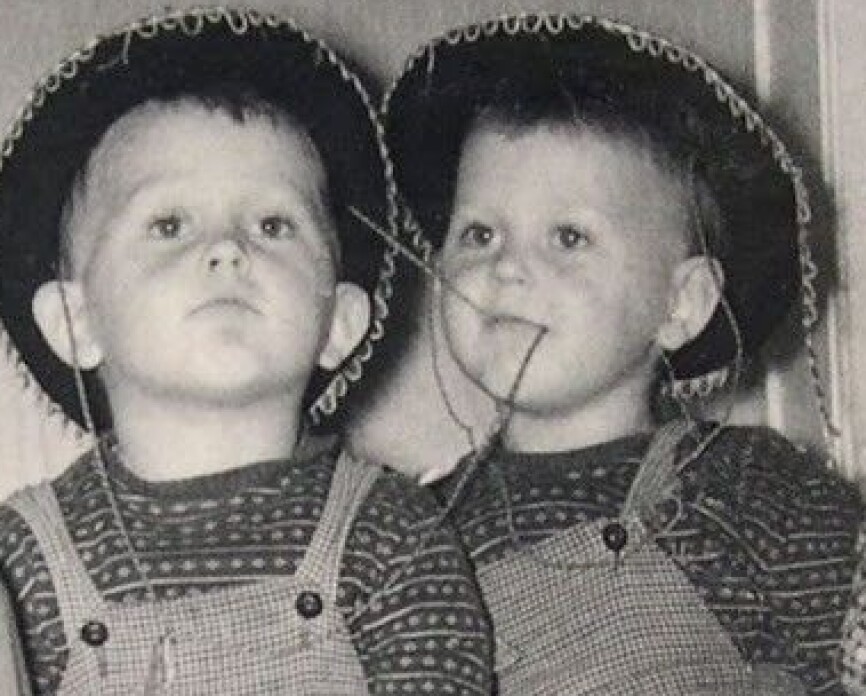 Cowboyene Egil (f.v. i midten) og Svein Nyhus vokste opp i et enkelt arbeiderhjem uten kunstneriske ambisjoner.