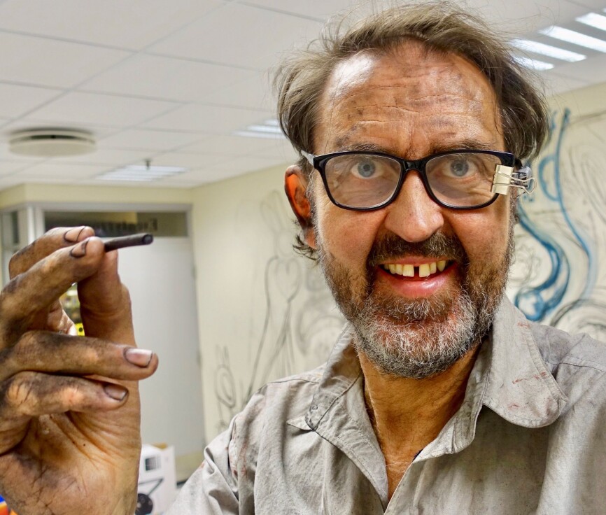 Svein Nyhus leste Donald og gikk aldri på kunstskole eller kunstgalleri i oppveksten, men hentet inspirasjon fra tvillingbroren Egil.
