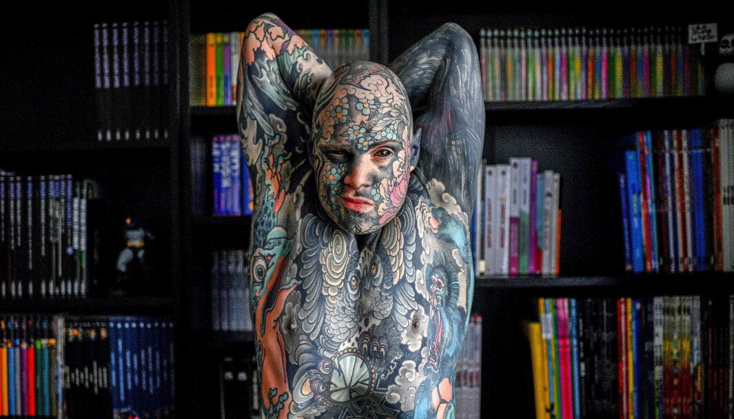 Læreren og tatoveringsentusiasten Sylvain Helaine ble flyttet fra en jobb i en barnehage, etter at foreldre klaget over at han skremte barnet deres. Her poserer han for fotografering i Palaiseau sør for Paris. Læreren og tatoveringsentusiasten Sylvain Helaine ble flyttet fra en jobb i en barnehage, etter at foreldre klaget over at han skremte barnet deres. Her poserer han for fotografering i Palaiseau sør for Paris.