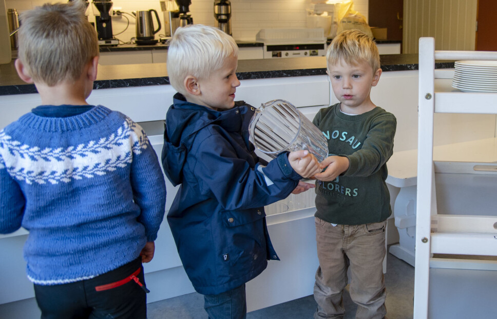 Fireåringene Tobias, Mario og Lukas dekker på til måltid.