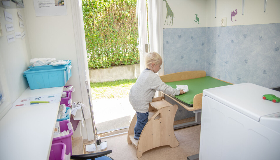 Christoffer (2) klarer fint å klatre opp på stellebordet selv. Dette har han gjort mange ganger.