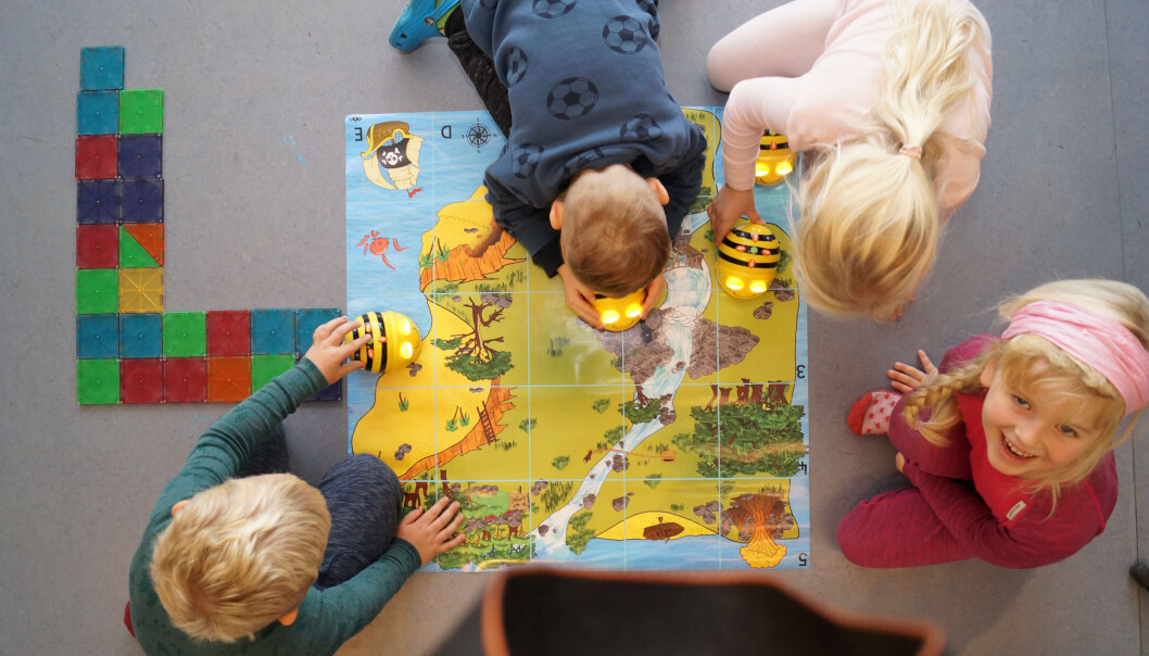 Barn i Ila barnehage leker seg med å programmere ved hjelp av Micro Bites. Barn i Ila barnehage leker seg med å programmere ved hjelp av Micro Bites.