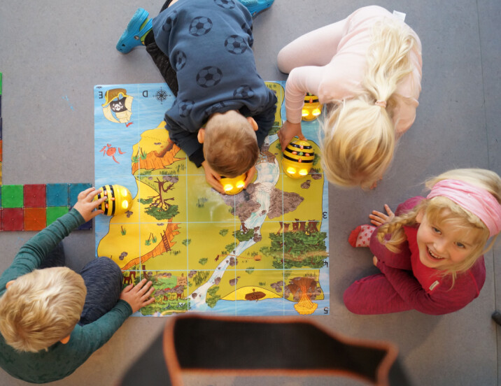 Barn i Ila barnehage leker seg med å programmere ved hjelp av Micro Bites. Barn i Ila barnehage leker seg med å programmere ved hjelp av Micro Bites.