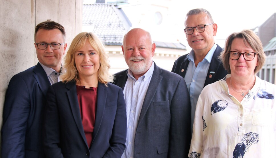 Partene i PBL-oppgjøret ved forhandingsstart. Fra venstre: Espen Rokkan og Anne Lindbo fra PBL. Terje Skyvulstad, Utdanningsforbundet, Trond Ellefsen, Delta og Anne Green Nilsen fra Fagforbundet. Partene i PBL-oppgjøret ved forhandingsstart. Fra venstre: Espen Rokkan og Anne Lindbo fra PBL. Terje Skyvulstad, Utdanningsforbundet, Trond Ellefsen, Delta og Anne Green Nilsen fra Fagforbundet.