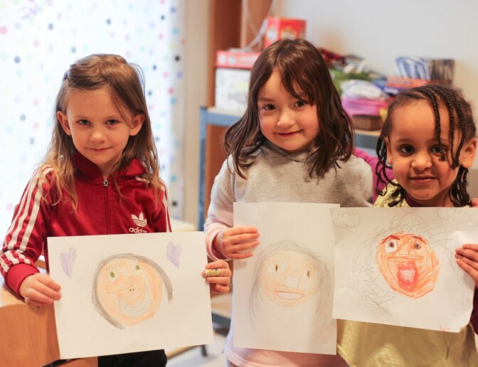 SELVPORTRETT: Tre fornøyde jenter med portretter av seg selv. De snakket om hvem som var lysest, mørkest og midt imellom. Her er Sonia (t.v.), Simin og Rediet.