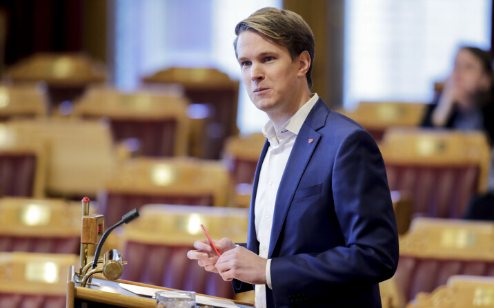 Torstein Tvedt Solberg (Ap) mener regjeringen kommer med tomme løfter i statsbudsjettet.