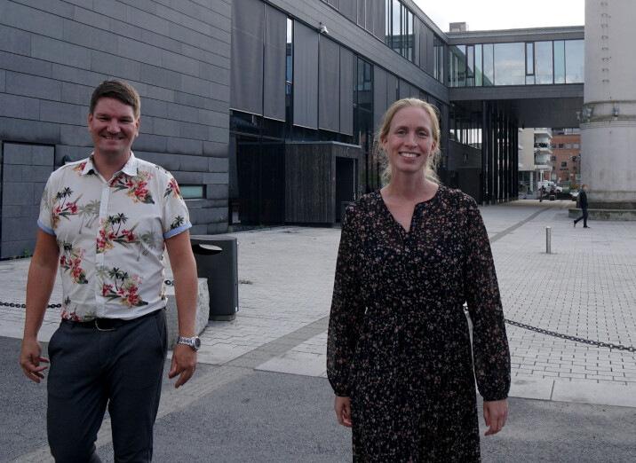 Sølve Kuraas Karlsen og Silje Kaasen Krogsrud i Tenk skal vise lærere og elever hvordan de kan sjekke kilder og finne fakta.