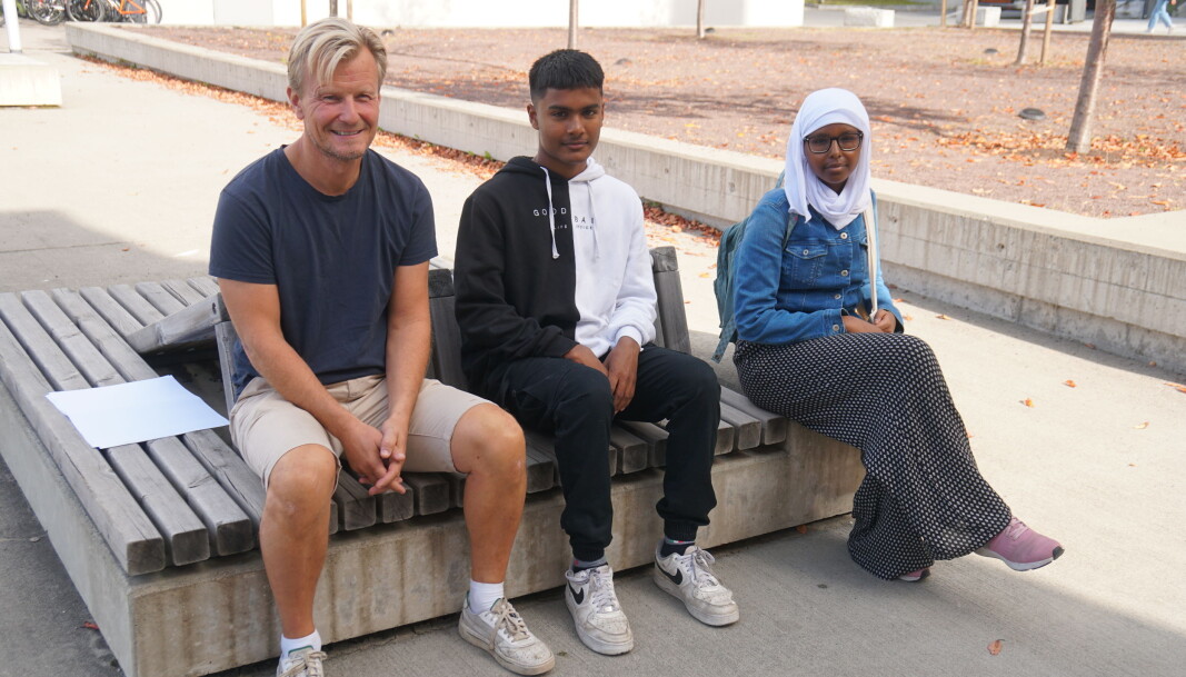Lærer Per Vang synes det er interessant å drøfte kildekritikk med elevene Akasch Adrian Pillai og Sarah Ibrahim Mohammed. Lærer Per Vang synes det er interessant å drøfte kildekritikk med elevene Akasch Adrian Pillai og Sarah Ibrahim Mohammed.