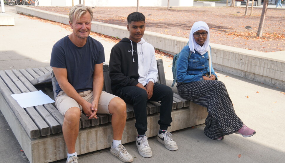 Lærer Per Vang synes det er interessant å drøfte kildekritikk med elevene Akasch Adrian Pillai og Sarah Ibrahim Mohammed.
