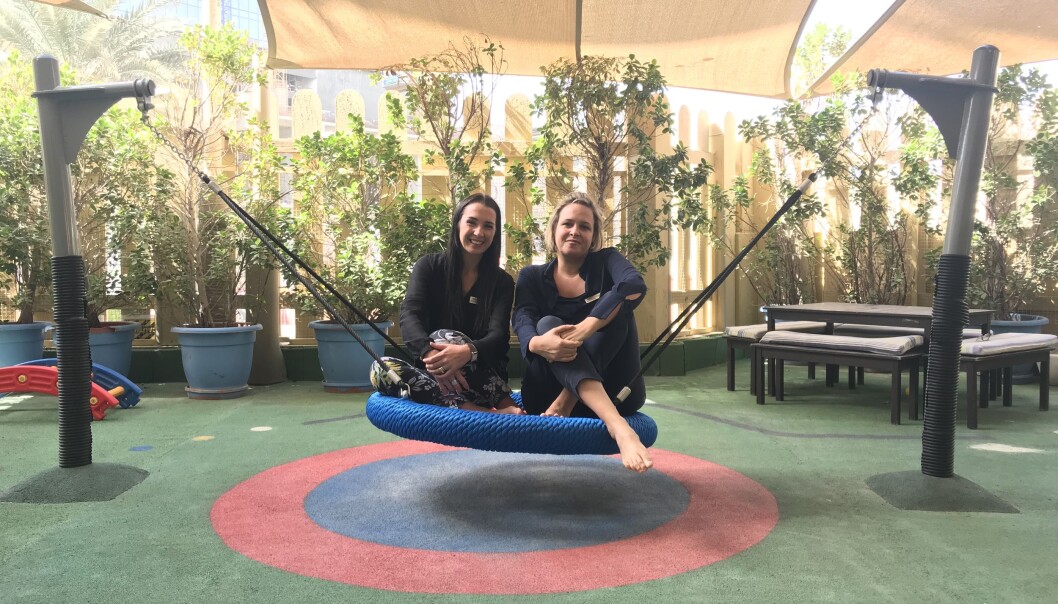 Takket være at uteområdene er dekket av et solseil, kan barnehagens leder Miss Zené (t.v.) og pedagog Miss Chelsey være ute med barna også om sommeren, selv om det fort blir 40 varmegrader i Dubai. Takket være at uteområdene er dekket av et solseil, kan barnehagens leder Miss Zené (t.v.) og pedagog Miss Chelsey være ute med barna også om sommeren, selv om det fort blir 40 varmegrader i Dubai.