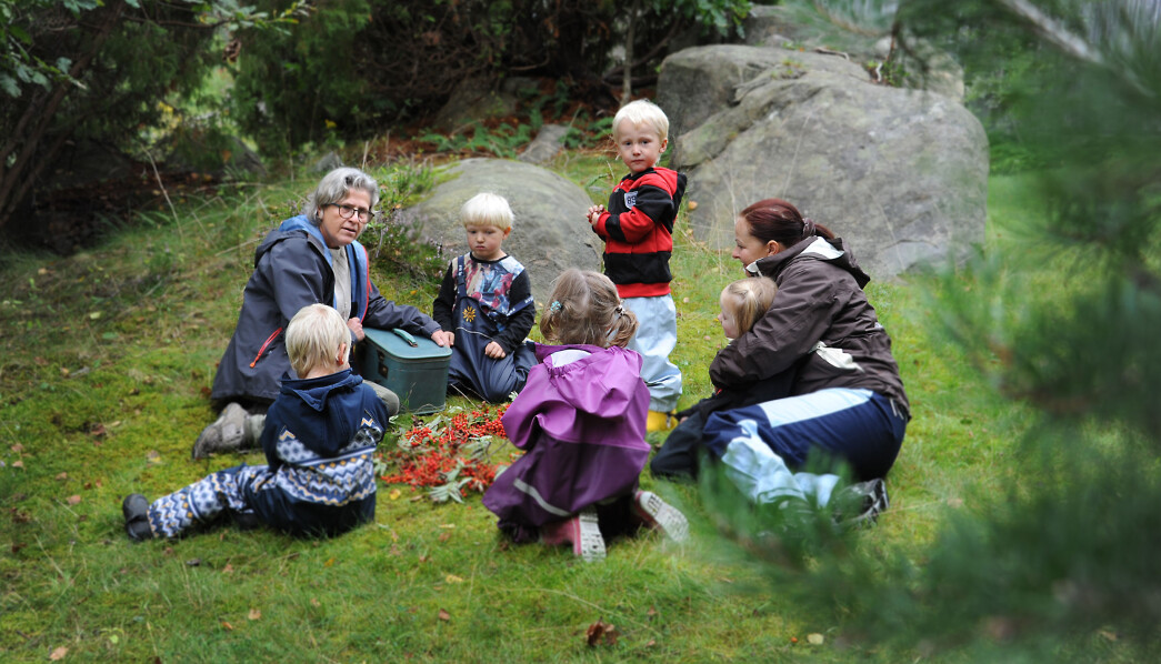 Barna har laget en fin sirkel av rognebær, og naturkunstansvarlig Nina (t.v.) sier det er på tide at Teskjekjerringa får se hva de har laget. Tallak (f.h.), Mikkel, Lykke, daglig leder Anette Heimstad Aasbø, Anniken og Herman følger spent med. Barna har laget en fin sirkel av rognebær, og naturkunstansvarlig Nina (t.v.) sier det er på tide at Teskjekjerringa får se hva de har laget. Tallak (f.h.), Mikkel, Lykke, daglig leder Anette Heimstad Aasbø, Anniken og Herman følger spent med.