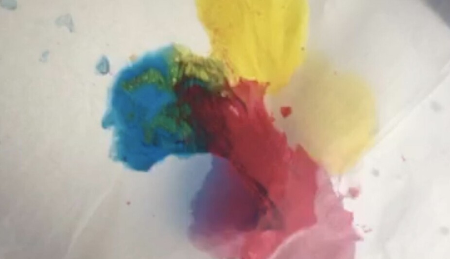 Her har vi filmet fargeblandinger på papir. Vi håper denne artikkelen kan inspirere flere barnehageansatte til å utvide og utforske digitale aktiviteter med et kunstfaglig blikk.