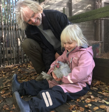 Arnfinn Blichfeldt Ærø og Maria (5) gir høna Lina en liten kosestund i det fri. Arnfinn Blichfeldt Ærø og Maria (5) gir høna Lina en liten kosestund i det fri.