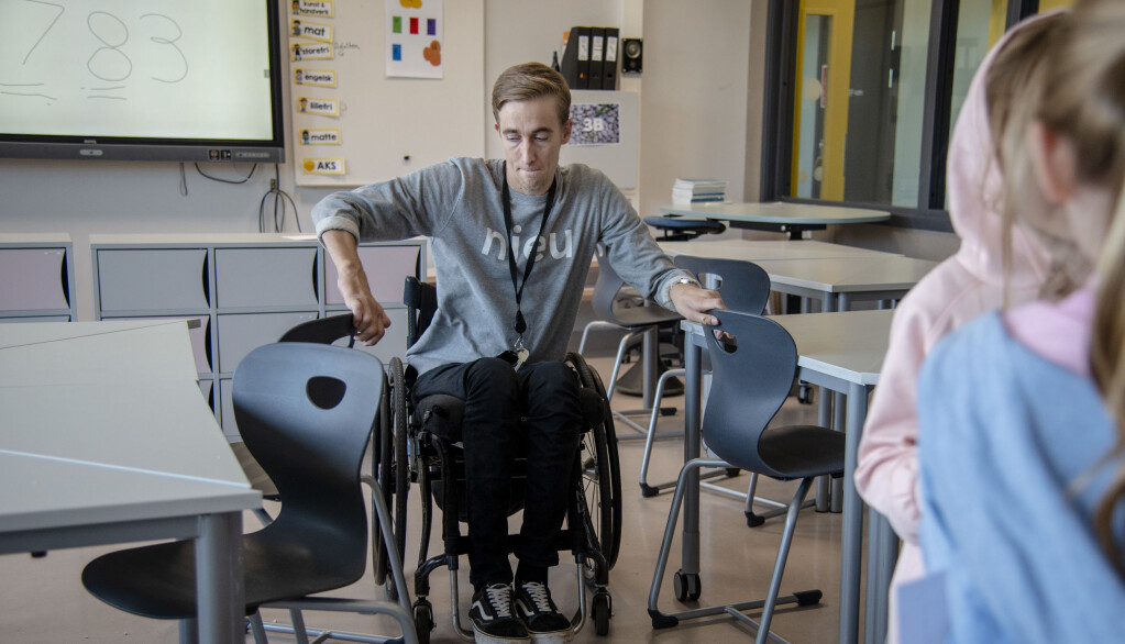 Litt trangt er det i klasserommet. Men Morten Mygg, som elevene kaller ham, klager ikke. Han suser rundt overalt. Litt trangt er det i klasserommet. Men Morten Mygg, som elevene kaller ham, klager ikke. Han suser rundt overalt.