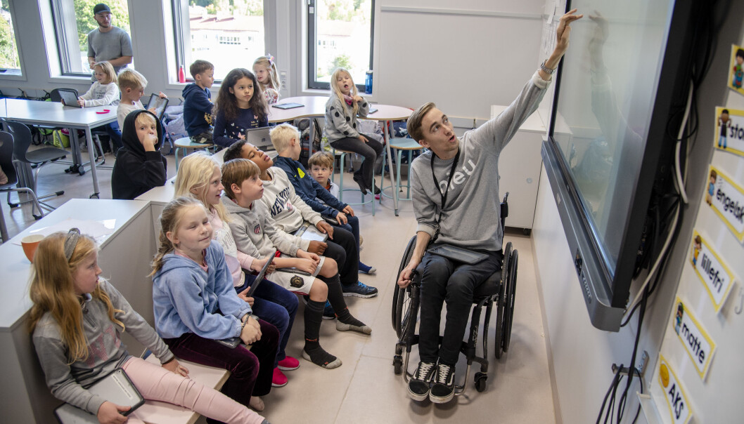 Elevene i 3B er synes Morten er både flink lærer og passe streng. De digger også at han er på landslaget i rullestolrugby og humorkonge på TikTok. Elevene i 3B er synes Morten er både flink lærer og passe streng. De digger også at han er på landslaget i rullestolrugby og humorkonge på TikTok.