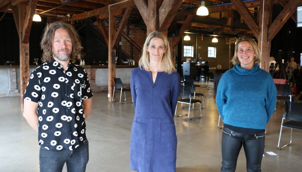 –De faste små kohortene under koronapandemien har ført til større nærhet mellom barn og voksne, forteller førsteamanuensis Anne-Line Bjerknes ved Universitetet i Sørøst-Norge (i midten) som har forsket på koronabarnehagene. Hun delte sine erfaringer sammen med daglig leder Marius Larsen i Mølleplassen Kanvas-barnehage i Oslo og styrer Vibeke Lauritzen i Tiriltoppen barnehage i Bamble på en konferanse ved Universitetet i Sørøst-Norge. –De faste små kohortene under koronapandemien har ført til større nærhet mellom barn og voksne, forteller førsteamanuensis Anne-Line Bjerknes ved Universitetet i Sørøst-Norge (i midten) som har forsket på koronabarnehagene. Hun delte sine erfaringer sammen med daglig leder Marius Larsen i Mølleplassen Kanvas-barnehage i Oslo og styrer Vibeke Lauritzen i Tiriltoppen barnehage i Bamble på en konferanse ved Universitetet i Sørøst-Norge.
