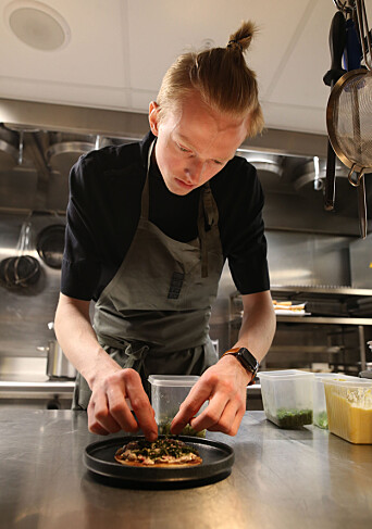 Kokkelærling Leon Nilsen er glad for å være tilbake på jobb. Da han var permittert tidligere i år, trente han på å lage gode retter til familien. Kokkelærling Leon Nilsen er glad for å være tilbake på jobb. Da han var permittert tidligere i år, trente han på å lage gode retter til familien.