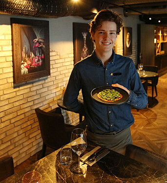 Servitørlærling Tor Espen Ovesen må blant annet passe på at han ikke snufser inne i restauranten, noe som kan være vanskelig for en pollenallergiker. Servitørlærling Tor Espen Ovesen må blant annet passe på at han ikke snufser inne i restauranten, noe som kan være vanskelig for en pollenallergiker.
