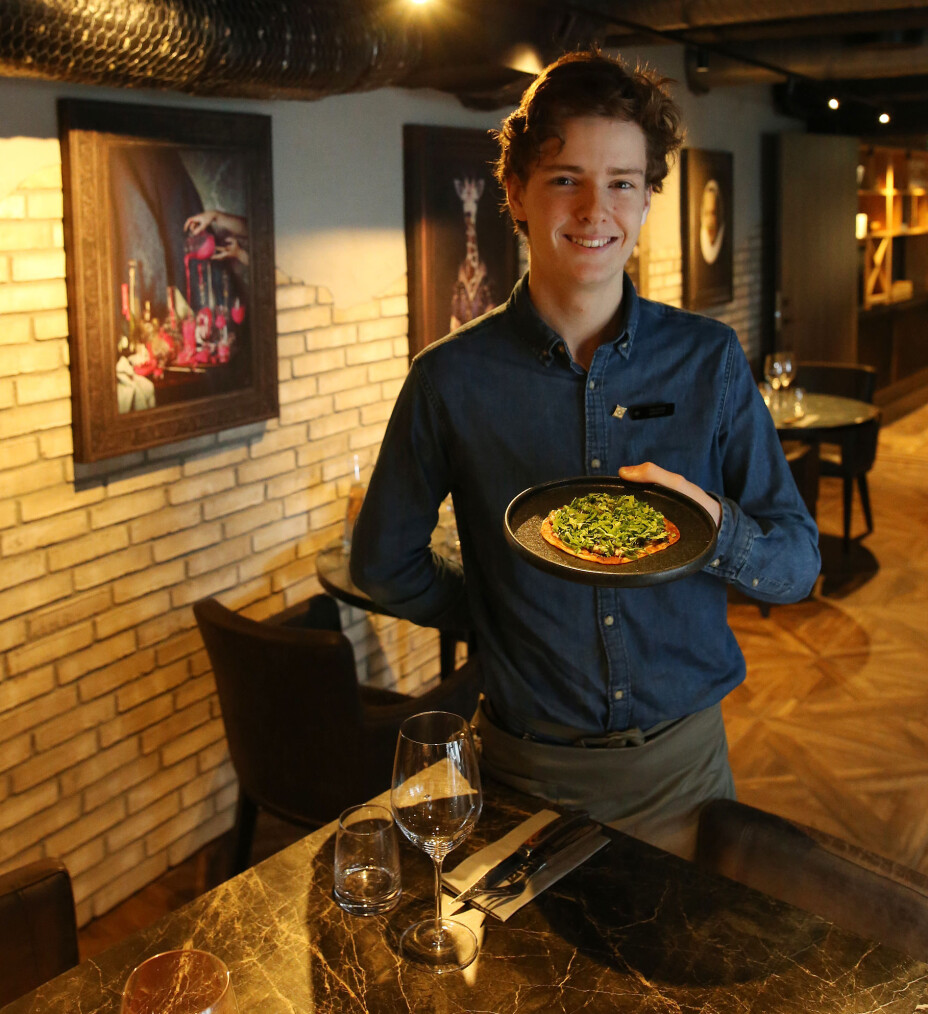 Servitørlærling Tor Espen Ovesen må blant annet passe på at han ikke snufser inne i restauranten, noe som kan være vanskelig for en pollenallergiker.
