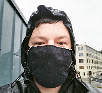 Christian Lomsdalen med masken på. Christian Lomsdalen med masken på.