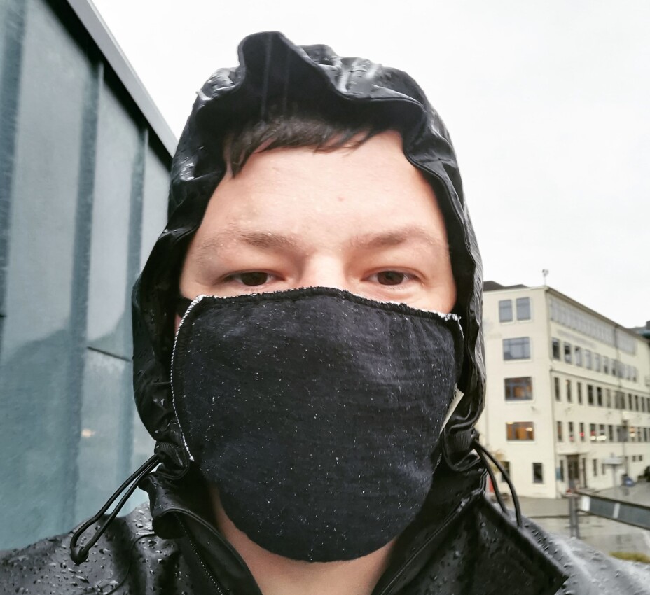 Christian Lomsdalen med masken på.