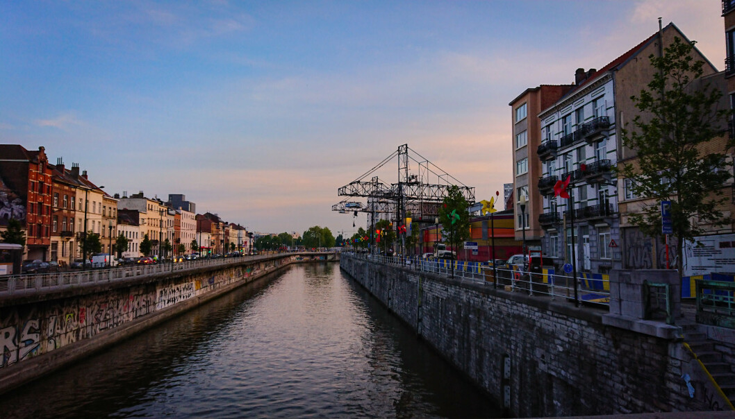 Molenbeek er en forstad til Brussel. Molenbeek er en forstad til Brussel.