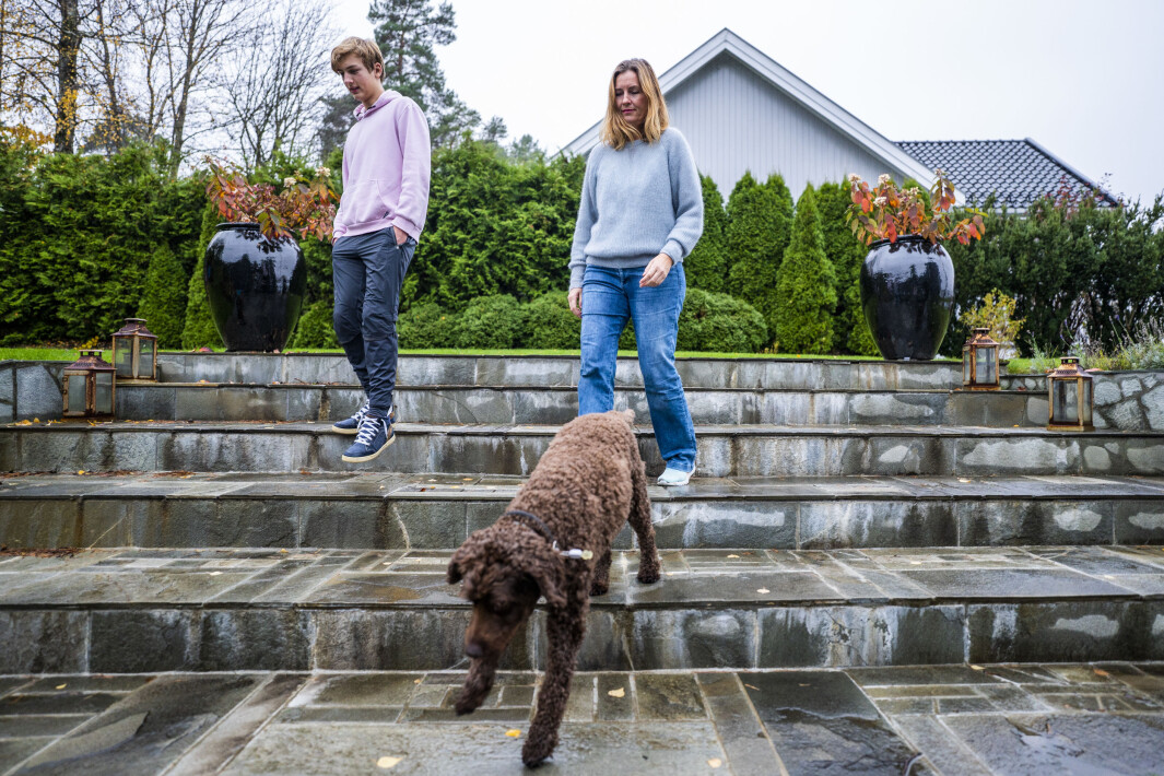 10.-klassing Jonas Magnussen (15) fra Asker er skuffet over at han mister muligheten til å søke seg fritt til alle de videregående skole i Asker og Bærum neste år når det innføres en nærskolemodell i hele Viken. Mor Tone Lauritzen mener politikerne tar valgfriheten fra elevene uten å godtgjøre at den nye ordningen blir bedre. 10.-klassing Jonas Magnussen (15) fra Asker er skuffet over at han mister muligheten til å søke seg fritt til alle de videregående skole i Asker og Bærum neste år når det innføres en nærskolemodell i hele Viken. Mor Tone Lauritzen mener politikerne tar valgfriheten fra elevene uten å godtgjøre at den nye ordningen blir bedre.