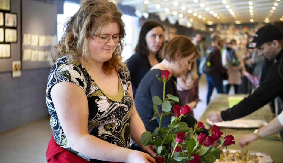 Pedagog Camilla Wickstrøm gjør klar rosene som hver av de unge kunstnerne skal få overrakt under åpningen av kunstutstillingen.
