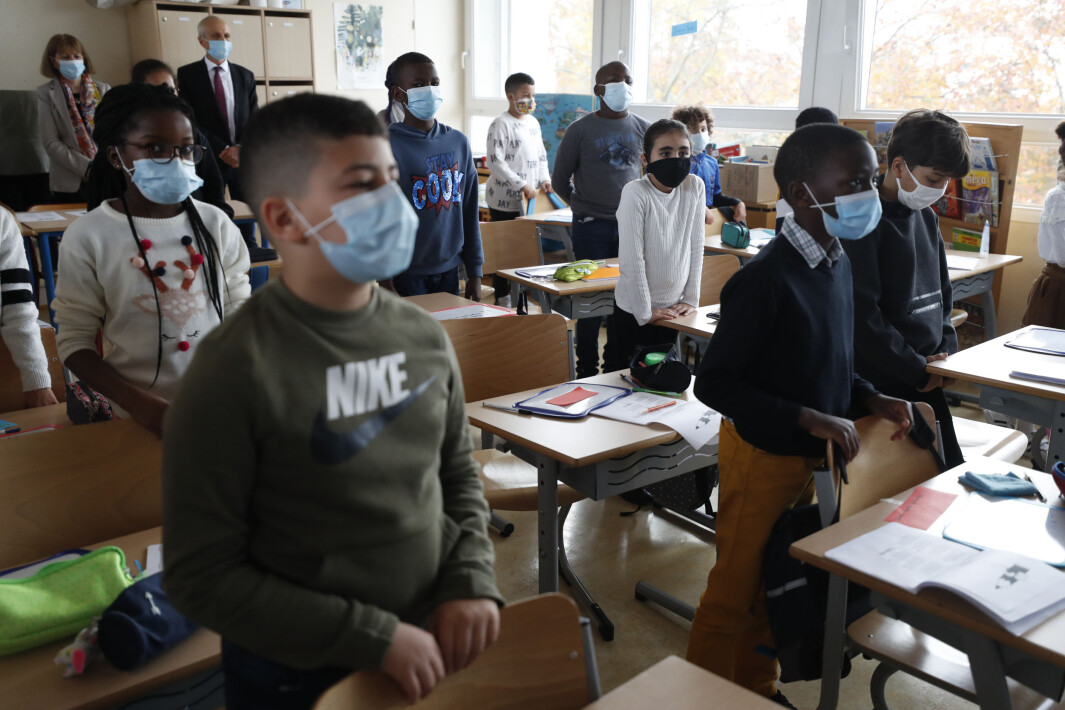 Skoler over hele Frankrike hedret den drepte læreren Samuel Paty med et minutts stillhet - her fra en skole i Strasbourg. Skoler over hele Frankrike hedret den drepte læreren Samuel Paty med et minutts stillhet - her fra en skole i Strasbourg.