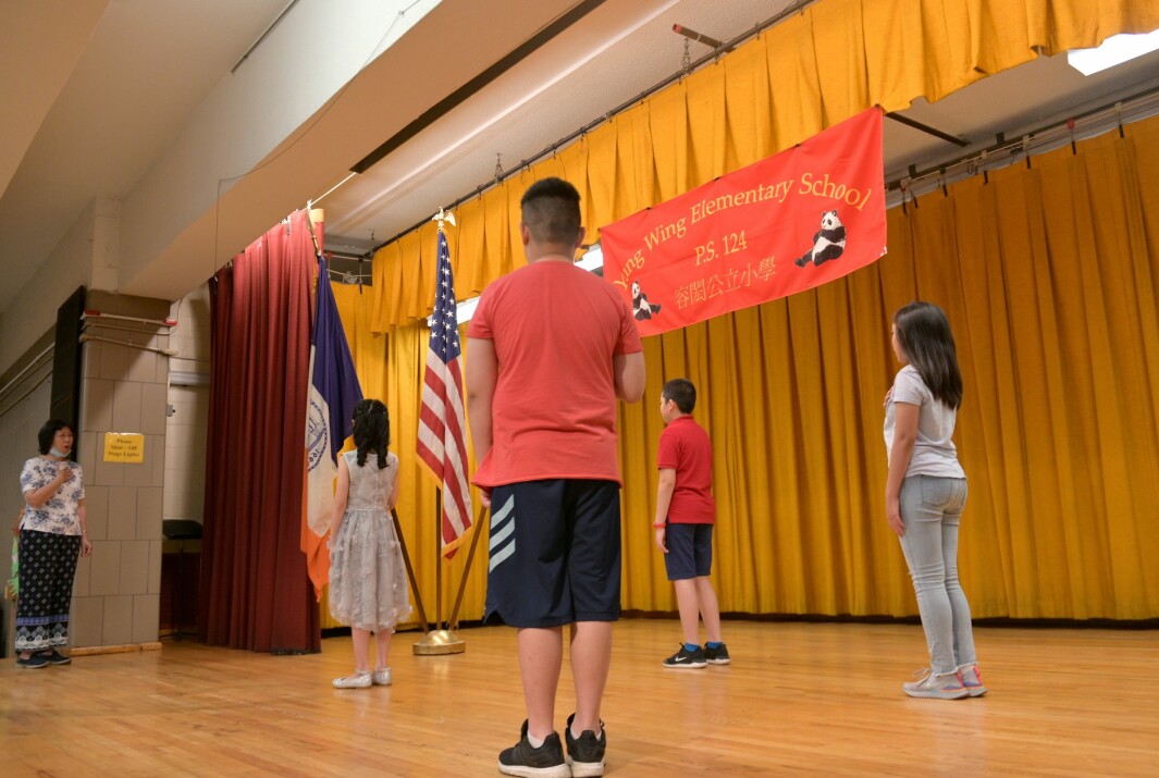 Amerikanske skoleelever ved Yung Wing School i New York hilser flagget med pledge of allegiance (troskapsløfte).