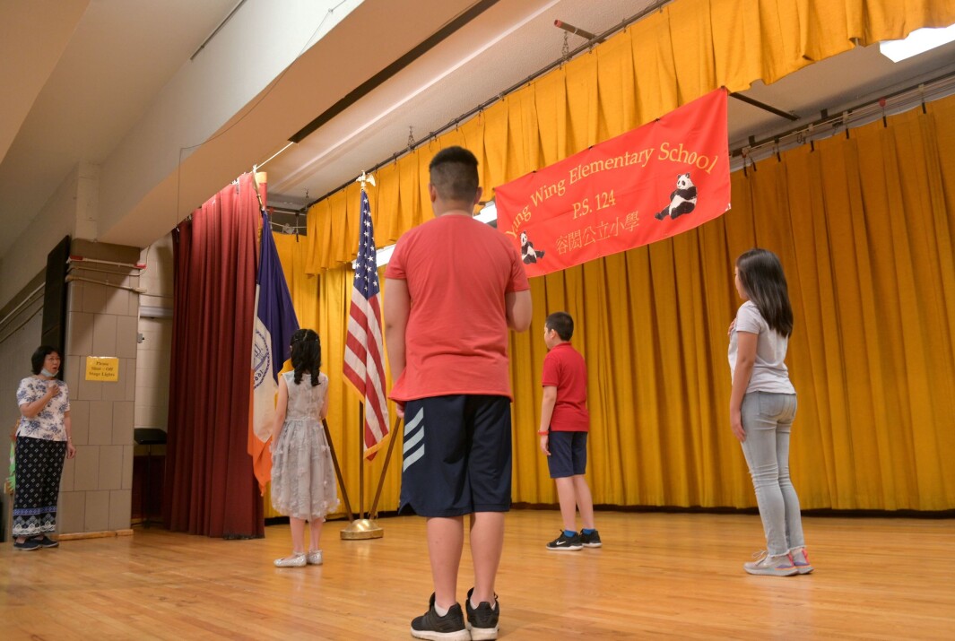 Amerikanske skoleelever ved Yung Wing School i New York hilser flagget med pledge of allegiance (troskapsløfte). Amerikanske skoleelever ved Yung Wing School i New York hilser flagget med pledge of allegiance (troskapsløfte).