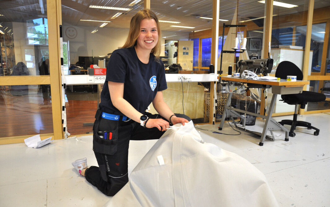 – Man bør være handy, skal man jobbe her, sier Hedda Roll (17), som er seilmakerlæring i bedriften With Marine i Leangbukta i Asker. Hun har seilt siden hun var lita. – Man bør være handy, skal man jobbe her, sier Hedda Roll (17), som er seilmakerlæring i bedriften With Marine i Leangbukta i Asker. Hun har seilt siden hun var lita.