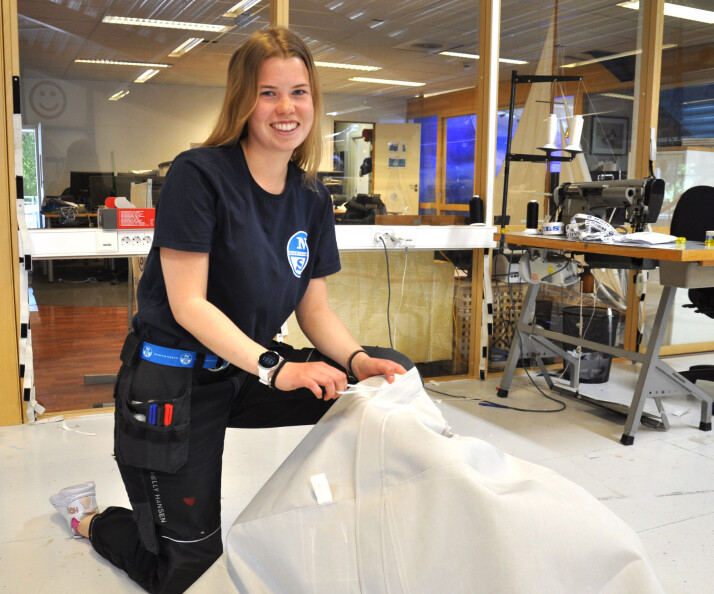 – Man bør være handy, skal man jobbe her, sier Hedda Roll (17), som er seilmakerlæring i bedriften With Marine i Leangbukta i Asker. Hun har seilt siden hun var lita. – Man bør være handy, skal man jobbe her, sier Hedda Roll (17), som er seilmakerlæring i bedriften With Marine i Leangbukta i Asker. Hun har seilt siden hun var lita.