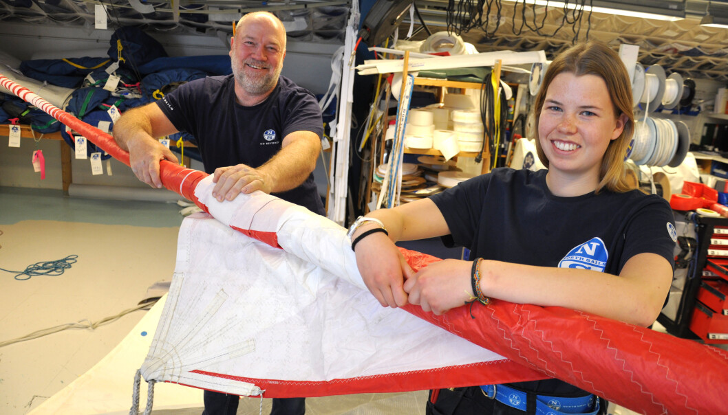 – Hedda kommer til å bli en bra seilmaker, sier mangeårig seilmaker Øyvind Thoresen hos With Marine i Asker. De to har funnet tonen. – Hedda kommer til å bli en bra seilmaker, sier mangeårig seilmaker Øyvind Thoresen hos With Marine i Asker. De to har funnet tonen.