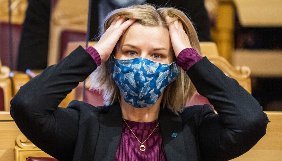 Kunnskaps- og integreringsminister Guri Melby (V) ordner håret før Stortingets muntlige spørretime onsdag.