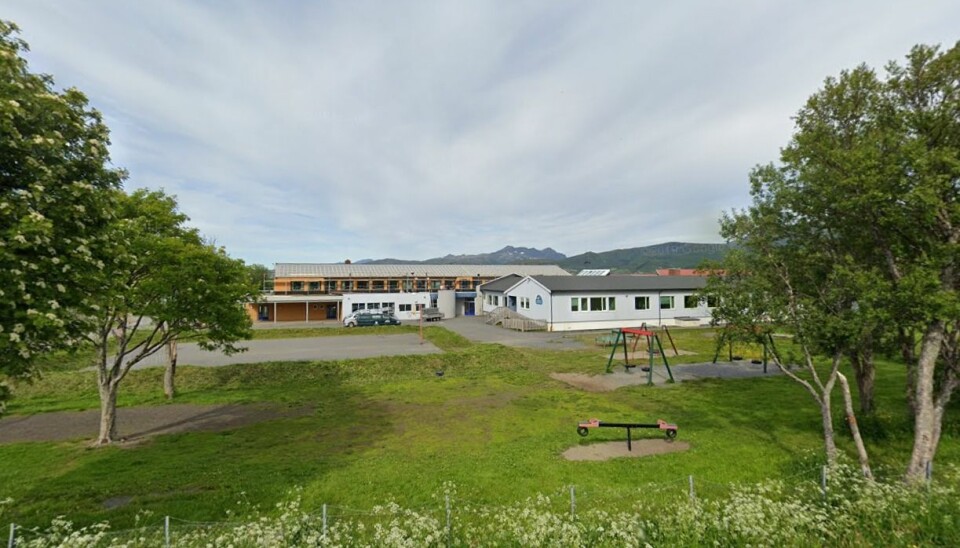 Tomme skolegårder, slik som her på Buksnes skole i Lofoten, bør være unntaket. Rødt nivå bør ikke vare i mer enn 14 dager, slår en ekspertgruppe fast.