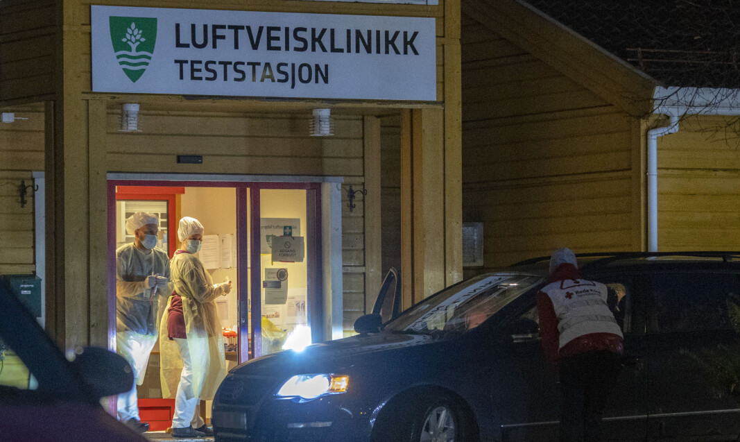 Pågangen er stor ved teststasjonen for Covid-19 i Lyngdal søndag kveld, etter et større smitteutbrudd ved en rumensk menighet. Pågangen er stor ved teststasjonen for Covid-19 i Lyngdal søndag kveld, etter et større smitteutbrudd ved en rumensk menighet.