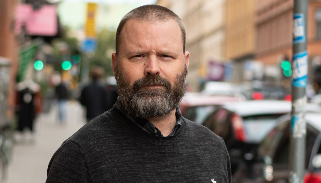– Skolen må bli tydeligere og mer fokusert i arbeidet med å slå ned forekomster av voldsforherligende ekstremisme og radikalisering, sier Marcus Hjelm, rådgiver hos Center mot våldsbejakande extremism (voldsforherligende ekstremisme, red.). Foto: Karl Peterson, BRÅ – Skolen må bli tydeligere og mer fokusert i arbeidet med å slå ned forekomster av voldsforherligende ekstremisme og radikalisering, sier Marcus Hjelm, rådgiver hos Center mot våldsbejakande extremism (voldsforherligende ekstremisme, red.). Foto: Karl Peterson, BRÅ