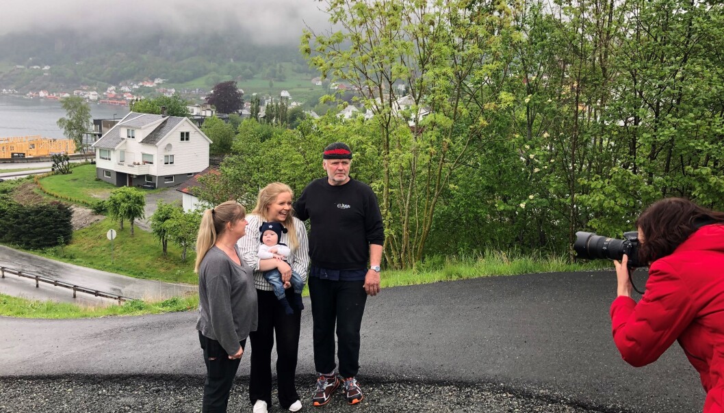 Fotograf Marie von Krogh tar bilder av Sandra Nising Vatland og foreldrene Marianne Nising (f.v.), pappa Sigve Vatland og sønnen Samson i Hjelmeland, der Sandra ble tatt som gissel i barnehagen for 20 år siden. Fotograf Marie von Krogh tar bilder av Sandra Nising Vatland og foreldrene Marianne Nising (f.v.), pappa Sigve Vatland og sønnen Samson i Hjelmeland, der Sandra ble tatt som gissel i barnehagen for 20 år siden.