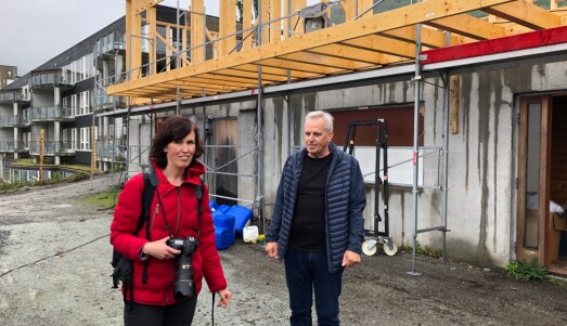 Første steg sin fotograf Marie von Krogh sammen med Jarle Sylta tilbake på tomta til gamle Hjelmeland barnehage der hans to barn ble holdt som gissel sammen med 23 andre barn og ti ansatte for 20 år siden. Nå er barnehagen revet. Første steg sin fotograf Marie von Krogh sammen med Jarle Sylta tilbake på tomta til gamle Hjelmeland barnehage der hans to barn ble holdt som gissel sammen med 23 andre barn og ti ansatte for 20 år siden. Nå er barnehagen revet.