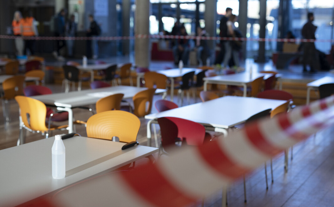Vanligvis vrimler det i kantina på Sandefjord skole. Nå er dørene stengt og rommet helt tomt. Vanligvis vrimler det i kantina på Sandefjord skole. Nå er dørene stengt og rommet helt tomt.