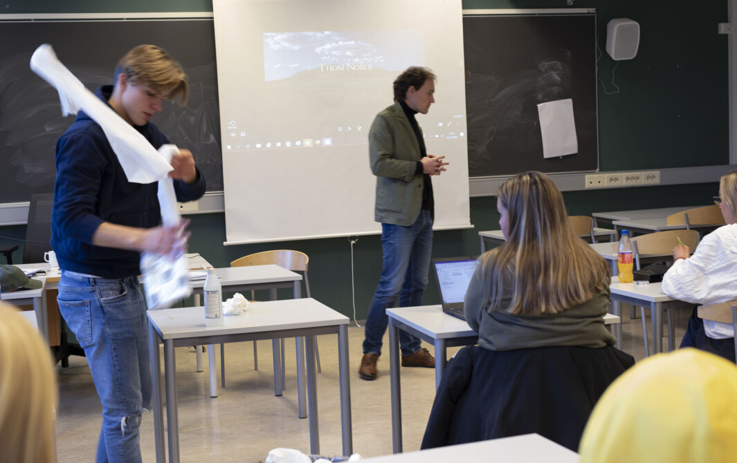 – Skolen gikk fra nesten normalt til rødt, og lærer Trond Heum fikk det travelt. Det er beinslitsomt å ha to rom med 30 elever som er mer eller mindre motivert, sier Trond Heum. – Skolen gikk fra nesten normalt til rødt, og lærer Trond Heum fikk det travelt. Det er beinslitsomt å ha to rom med 30 elever som er mer eller mindre motivert, sier Trond Heum.