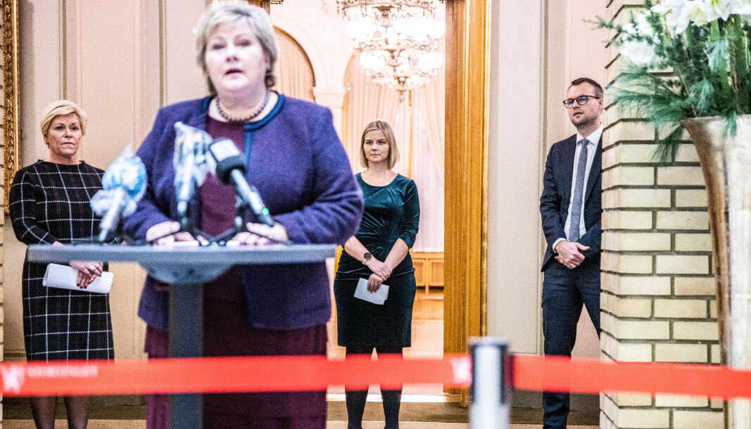 Statsminister og partileder Erna Solberg (H) på pressekonferansen etter at de fire borgerlige partiene ble ferdig med budsjettforhandlingene. Bak står partileder Siv Jensen (FrP),kunnskapsminister og partileder Guri Melby (V) og barne- og familieminister og partileder Kjell Ingolf Ropstad (KrF). Statsminister og partileder Erna Solberg (H) på pressekonferansen etter at de fire borgerlige partiene ble ferdig med budsjettforhandlingene. Bak står partileder Siv Jensen (FrP),kunnskapsminister og partileder Guri Melby (V) og barne- og familieminister og partileder Kjell Ingolf Ropstad (KrF).
