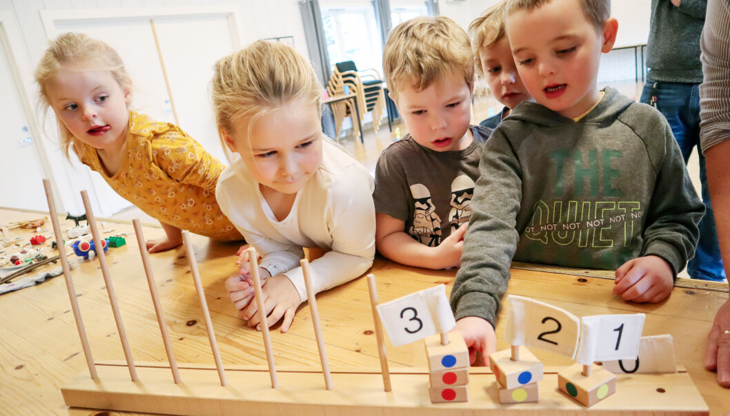 Adina, Mathilde, Storm og Thorvald snakker sammen om hvorfor tallet tre har et høyere tårn enn tallet to. Adina, Mathilde, Storm og Thorvald snakker sammen om hvorfor tallet tre har et høyere tårn enn tallet to.