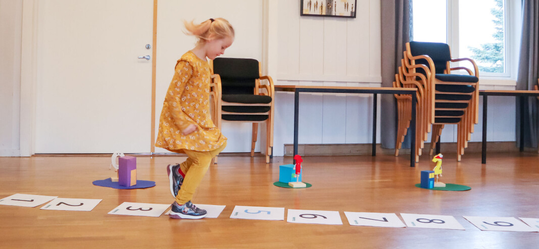Adina hinker inn i Tall-land. Adina hinker inn i Tall-land.
